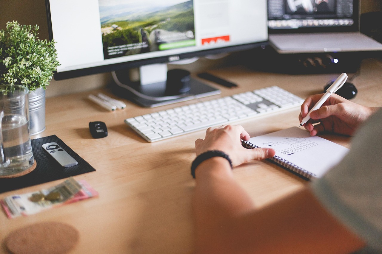 Office, business, technology — Using Metatrader 4 on MAC OS for Efficient Forex Trading and Account Management